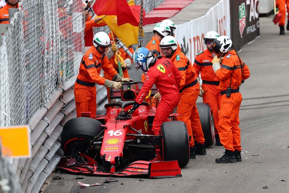Los oficiales de pista asisten a Charles Leclerc, Ferrari SF21, tras su choque en la clasificaci&oacute;n
