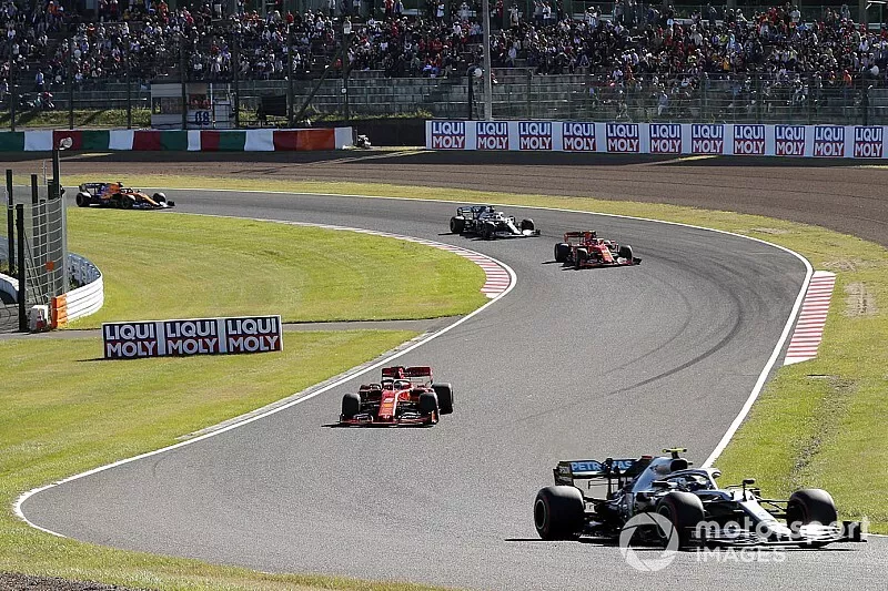 Valtteri Bottas, Mercedes AMG W10, voor Sebastian Vettel, Ferrari SF90, Charles Leclerc, Ferrari SF90, en Lewis Hamilton, Mercedes AMG F1 W10