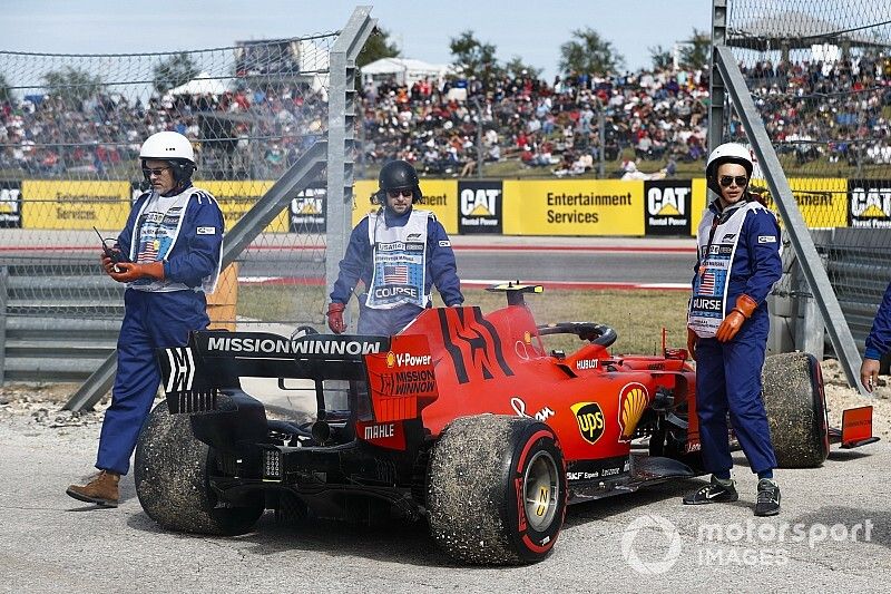 Charles Leclerc, Ferrari SF90 detenido en pista por problemas con el motor