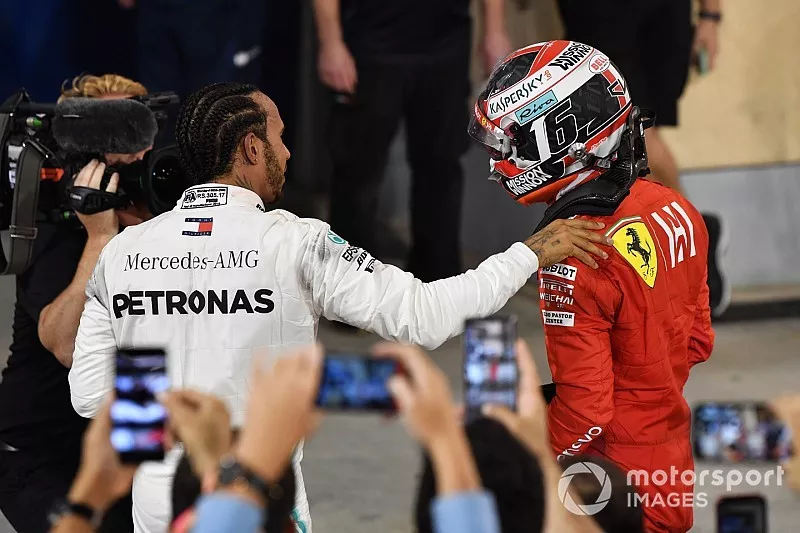 Lewis Hamilton, Mercedes AMG F1, vainqueur, avec Charles Leclerc, Ferrari, troisi&egrave;me, dans le parc ferm&eacute;