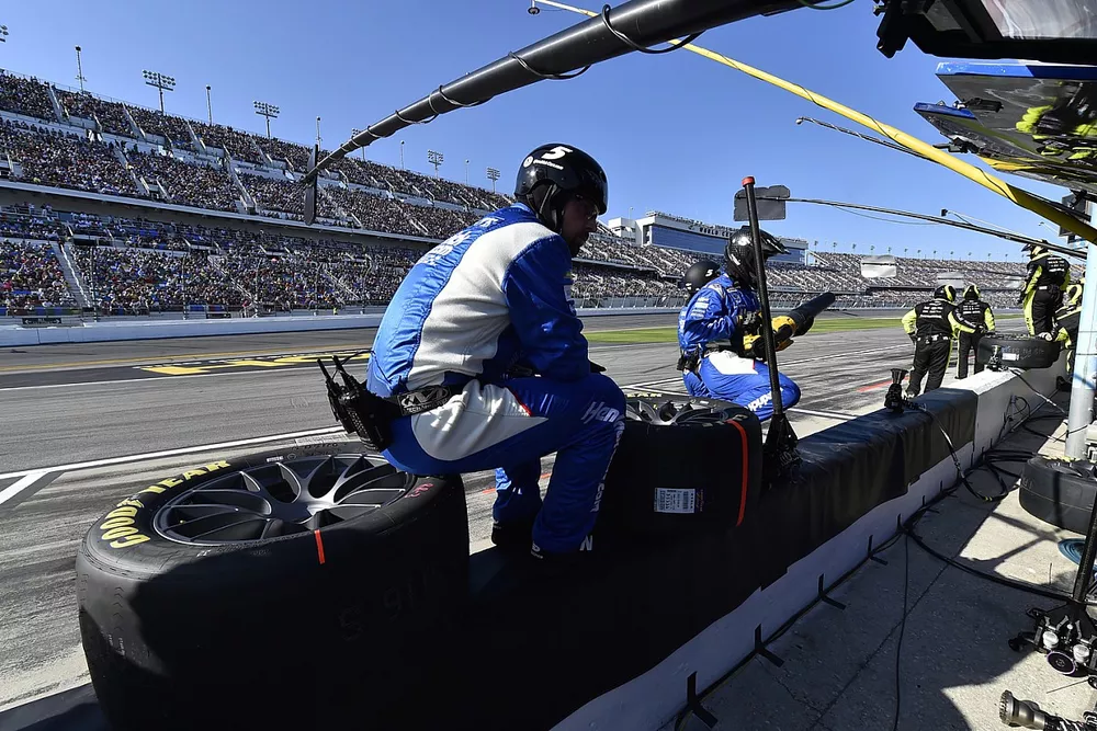 Kyle Larson, Hendrick Motorsports, Chevrolet Camaro HendrickCars.com, pit stop