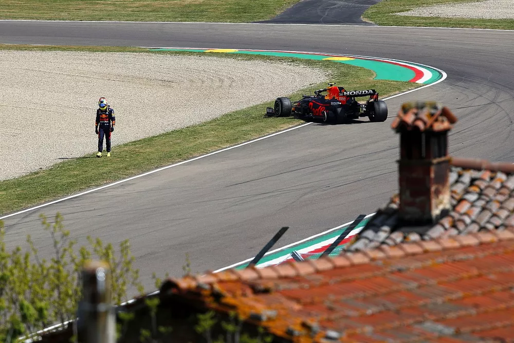 Sergio Pérez, Red Bull Racing RB16B con el coche accidentado