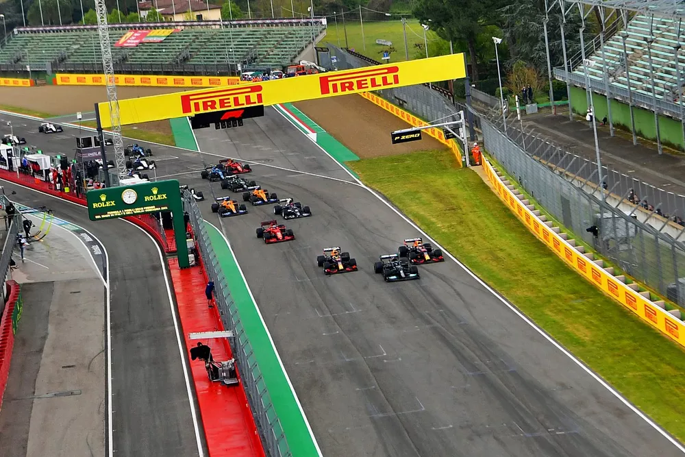 Lewis Hamilton, Mercedes W12, Max Verstappen, Red Bull Racing RB16B, Sergio Perez, Red Bull Racing RB16B et le reste du peloton au d&eacute;part