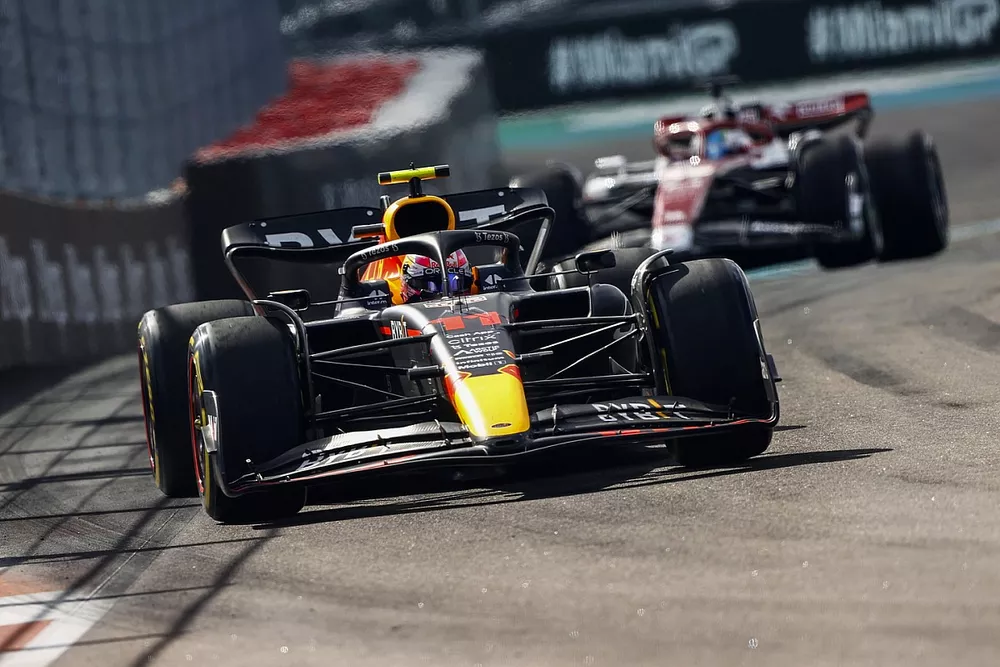 Sergio Perez, Red Bull Racing RB18, Valtteri Bottas, Alfa Romeo C42
