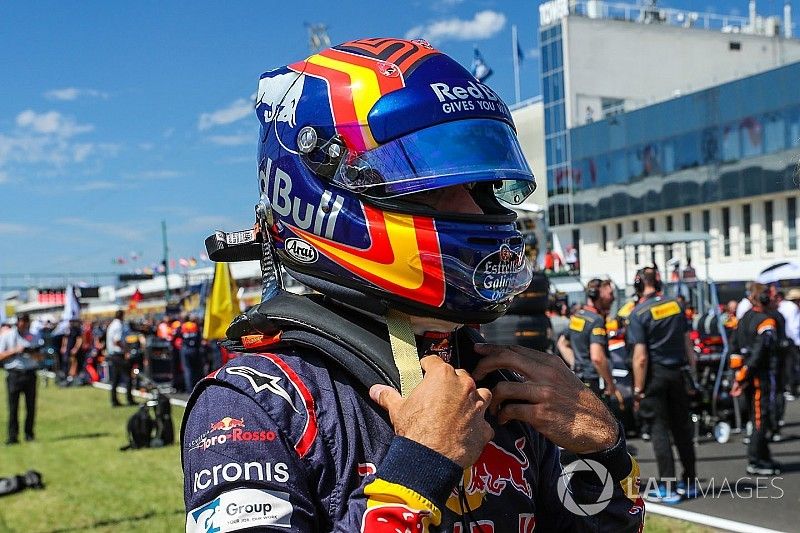 Carlos Sainz Jr., Scuderia Toro Rosso STR12 on the grid