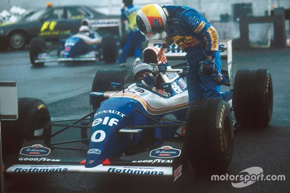 El ganador Damon Hill, Williams, es felicitado por el segundo clasificado Michael Schumacher, Benett