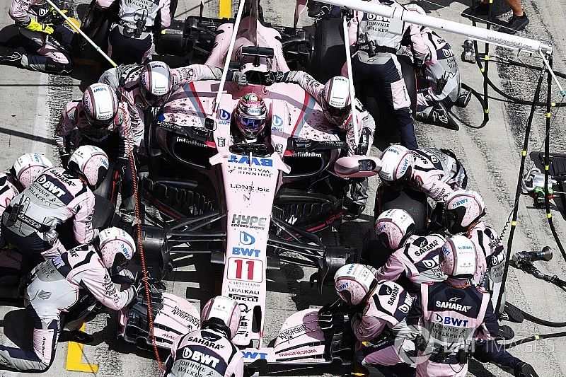 Sergio Perez, Sahara Force India F1 VJM10, pit stop action