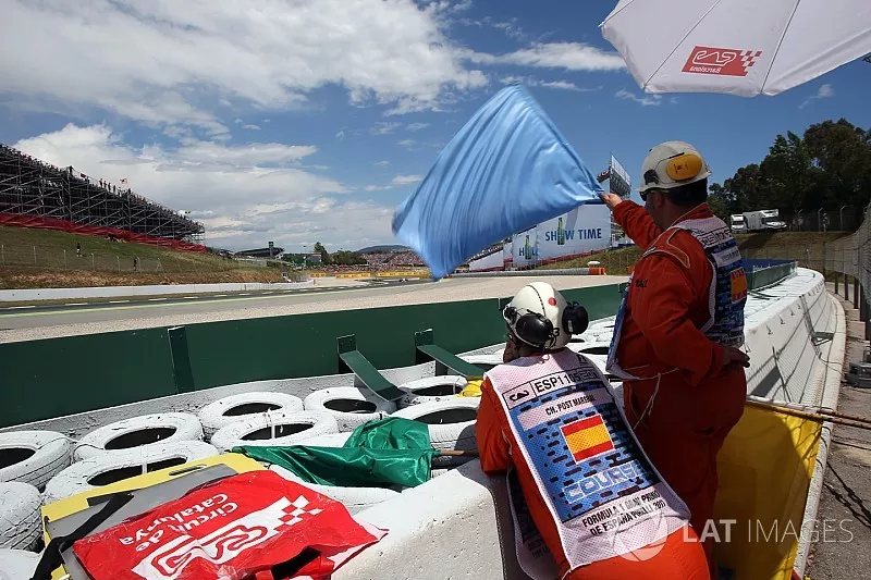 Les commissaires agitent le drapeau bleu