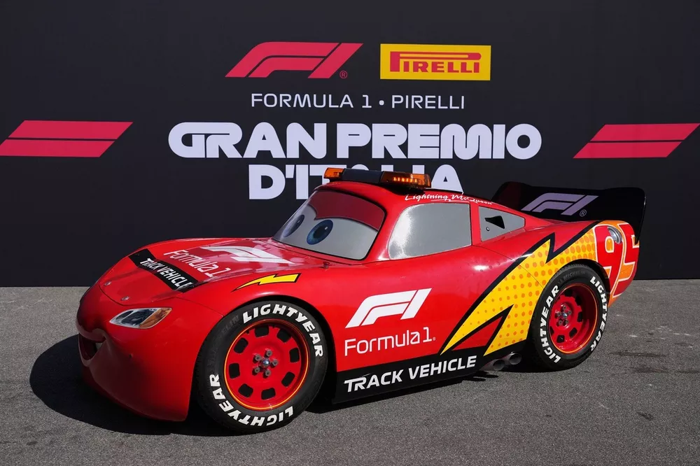 Rayo McQueen en el paddock