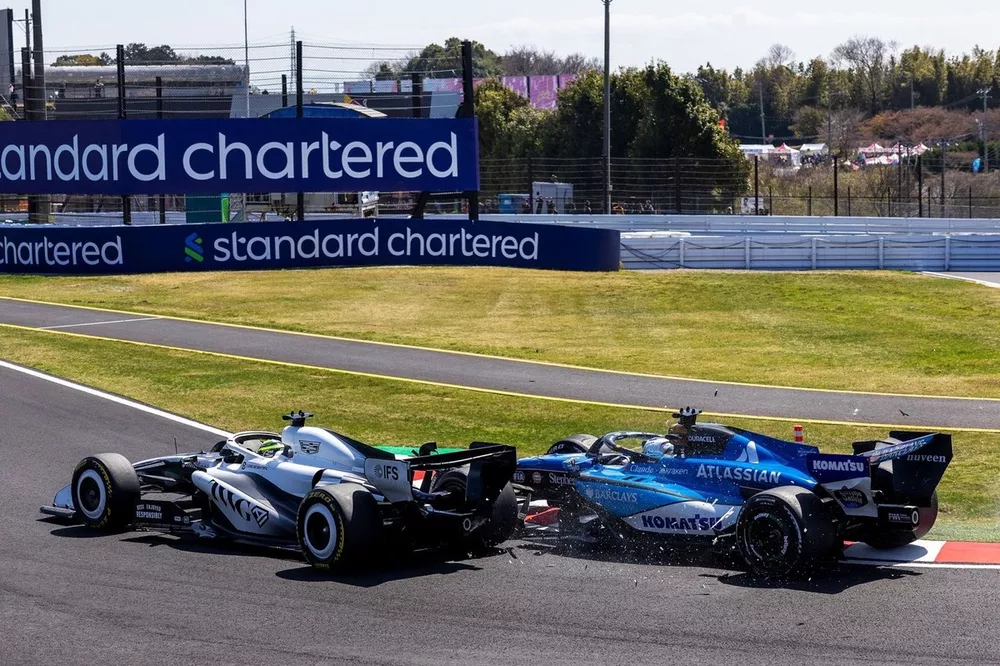 Toque entre Alexander Albon, Williams, y Sergio P&eacute;rez, Cadillac