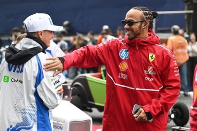 Hamilton critica pilotos aposentados e promete apoio aos novatos da F1