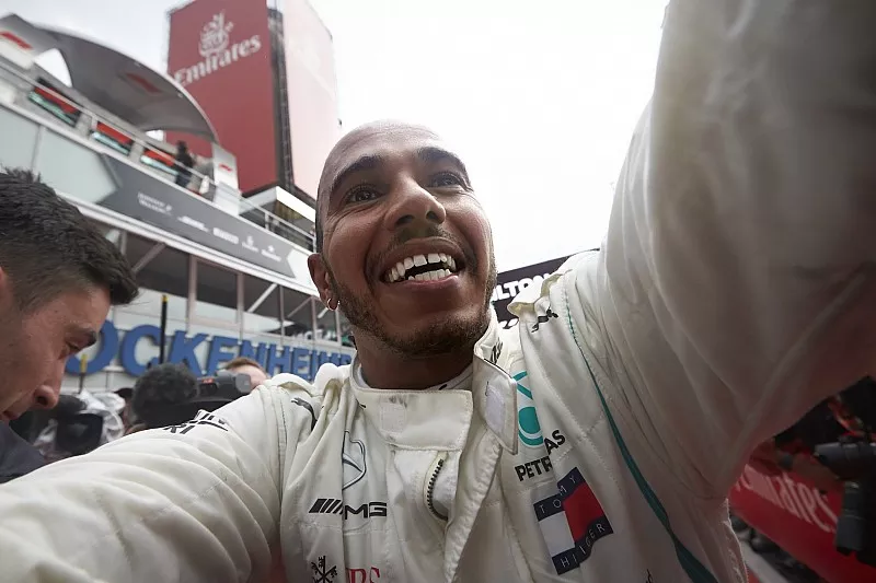 Il vincitore della gara Lewis Hamilton, Mercedes AMG F1, festeggia nel parco chiuso con il suo team