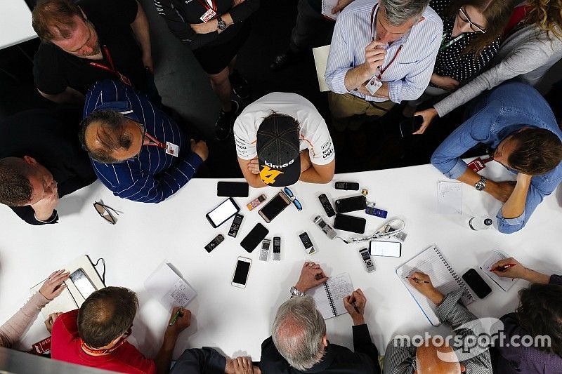 Fernando Alonso, McLaren, con los medios