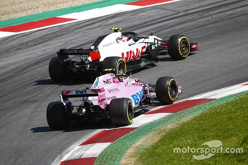 Kevin Magnussen, Haas F1 Team VF-18, y Esteban Ocon, Force India VJM11