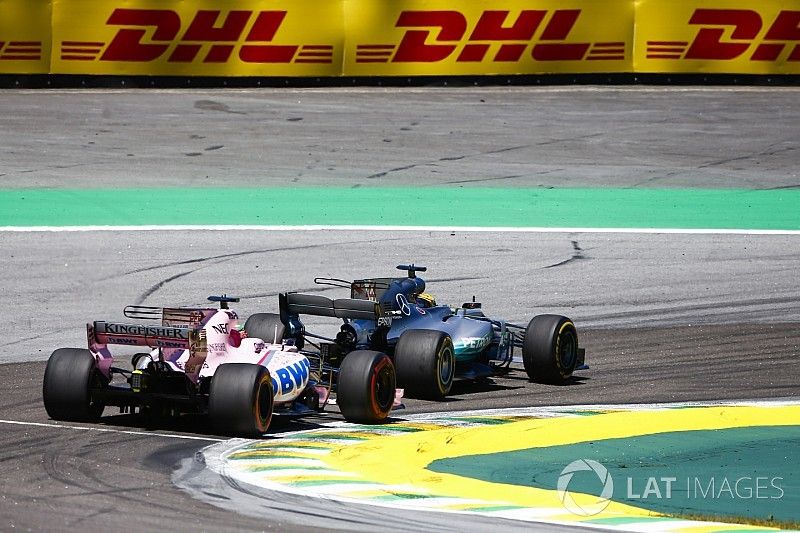 Lewis Hamilton, Mercedes AMG F1 W08, dépasse Sergio Perez, Sahara Force India F1 VJM10