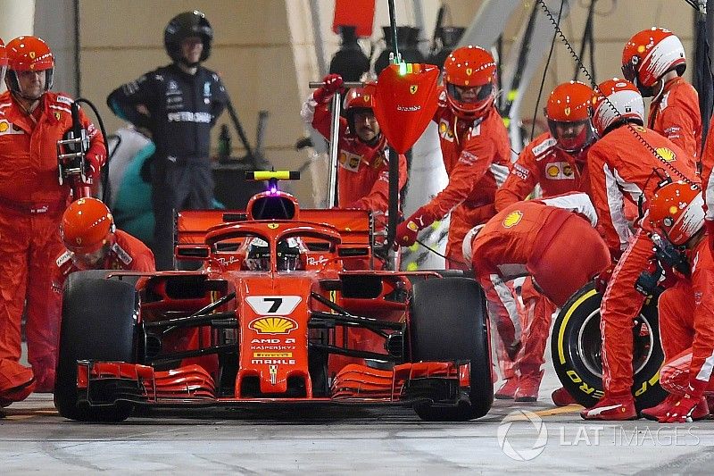 Kimi Raikkonen, Ferrari SF71H accidente con el mec&aacute;nico en pits