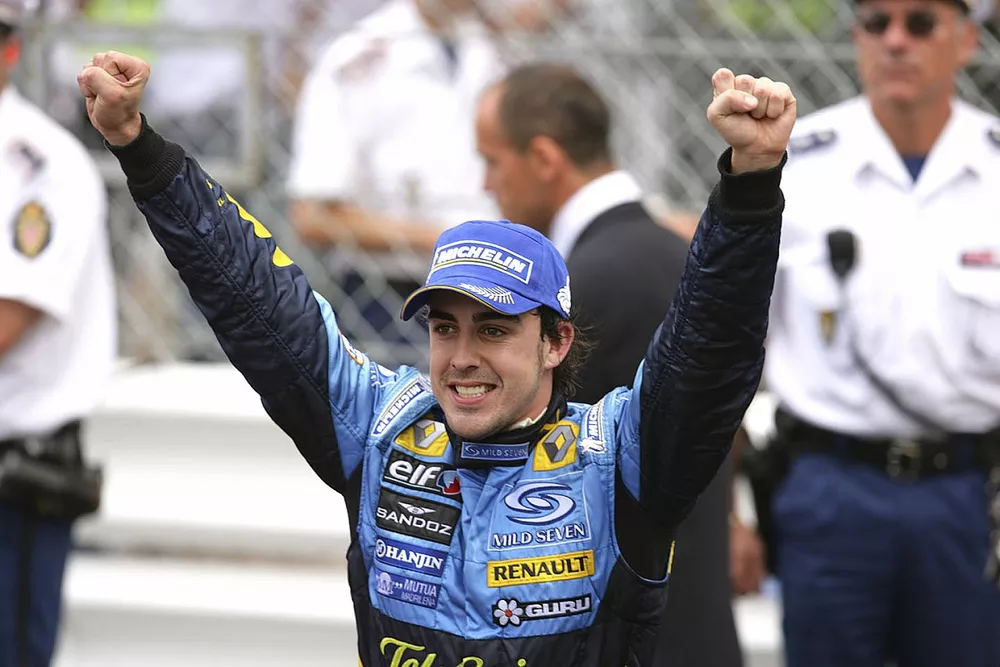 Race winner Fernando Alonso,Renault