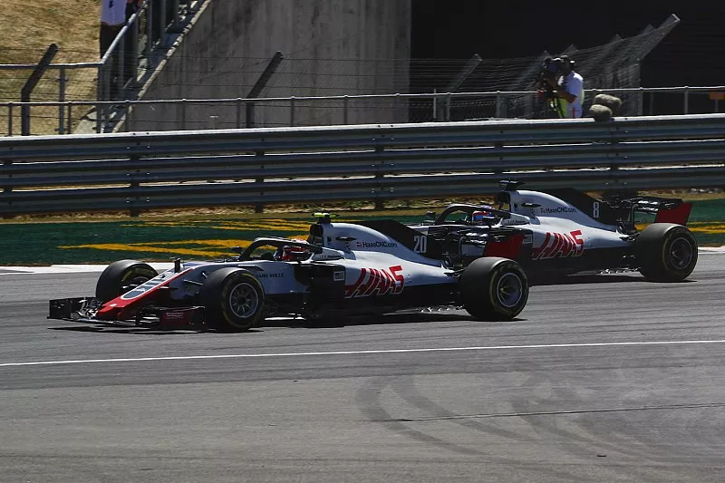 Kevin Magnussen, Haas F1 Team VF-18, voor Romain Grosjean, Haas F1 Team VF-18, en Charles Leclerc, Sauber C37