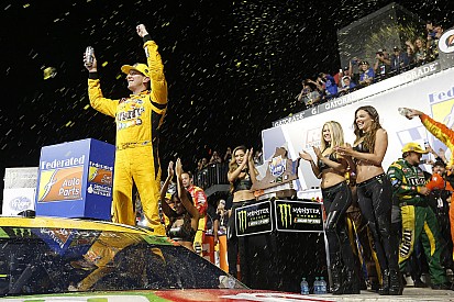 Busch aparece no fim e vence pela 50º vez na carreira