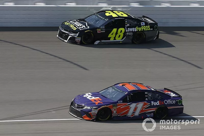Denny Hamlin, Joe Gibbs Racing, Toyota Camry FedEx Office, Jimmie Johnson, Hendrick Motorsports, Chevrolet Camaro Lowe's for Pros