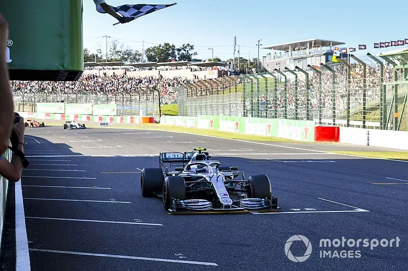Race winner Valtteri Bottas, Mercedes AMG W10 passes the checkered flag