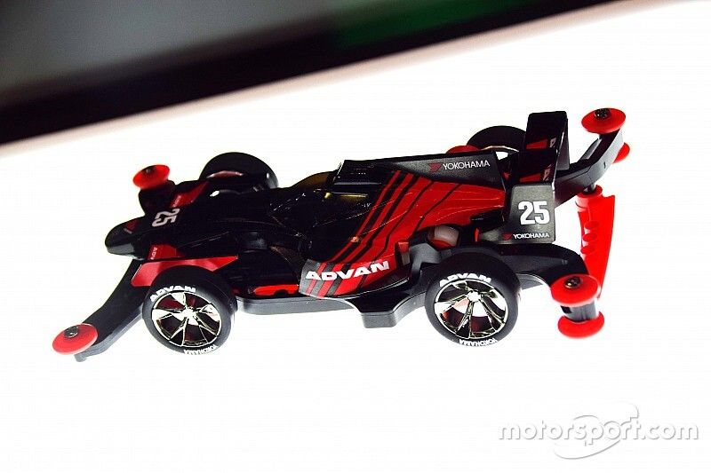 ミニ四駆　YOKOHAMA ADVAN セット ADVAN／横浜タイヤスペシャル仕様”ミニ四駆”登場。大阪オートメッセで