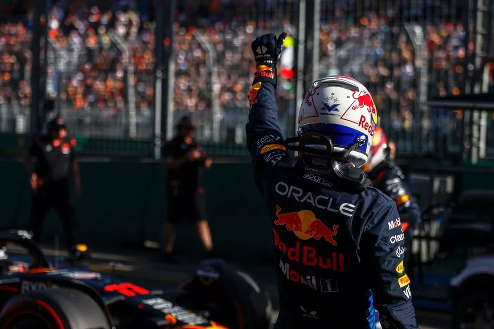 Pole adamı Max Verstappen, Red Bull Racing, Parc Ferme'de kutlama yapıyor