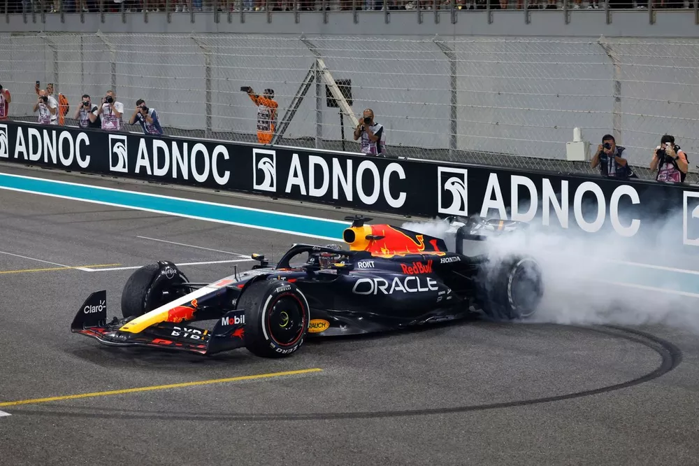 Max Verstappen, Red Bull Racing RB19, 1e positie, voert donuts uit om het einde van de race te vieren