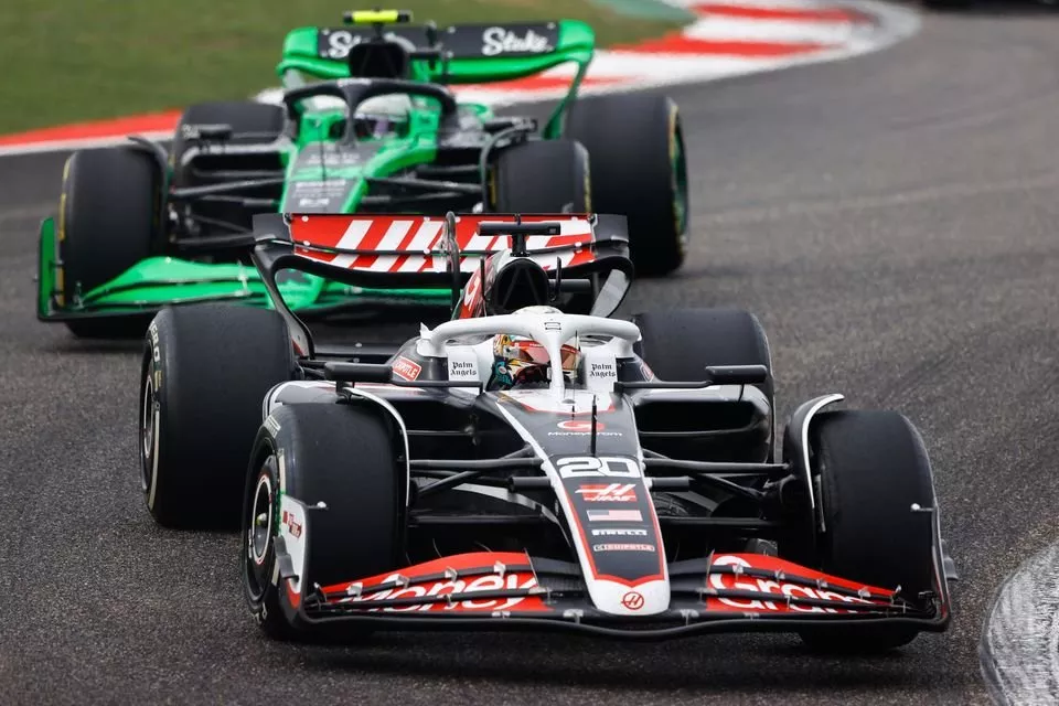 Kevin Magnussen, Haas VF-24, Zhou Guanyu, Kick Sauber C44