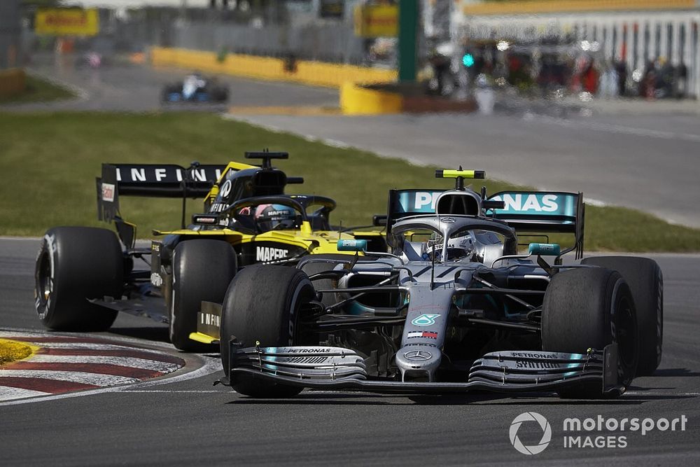 Valtteri Bottas, Mercedes AMG W10, voor Daniel Ricciardo, Renault R.S.19