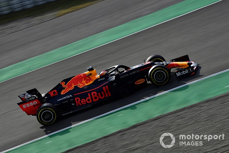 Videón, ahogy Gasly megtöri a Red Bullt a barcelonai teszt keddi napján