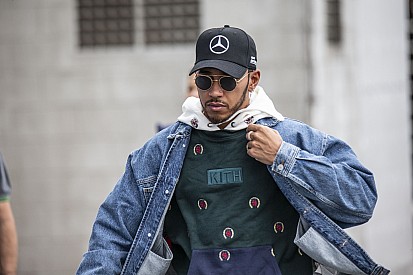 Hamilton szép lassan a Ferrarihoz tarthat, Vettel helyére?