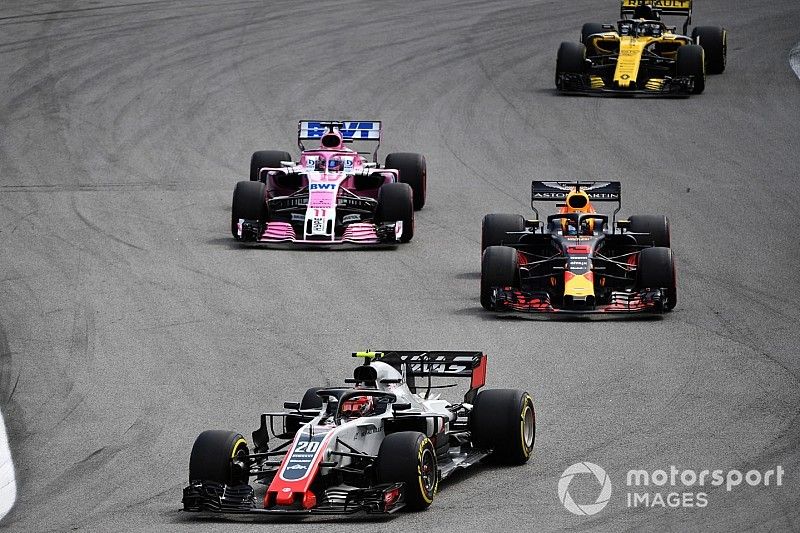 Kevin Magnussen, Haas F1 Team VF-18 leads Daniel Ricciardo, Red Bull Racing RB14 and Sergio Perez, Racing Point Force India VJM11 