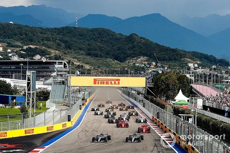 Valtteri Bottas, Mercedes AMG F1 W09 leads Lewis Hamilton, Mercedes AMG F1 W09 and Sebastian Vettel, Ferrari SF71H 