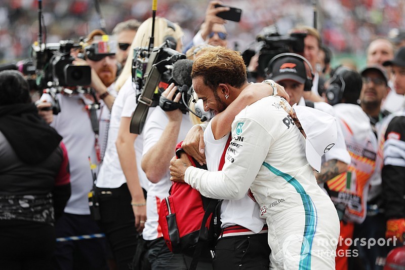 Pilotos, escuderías y amigos felicitan a Hamilton vía redes sociales