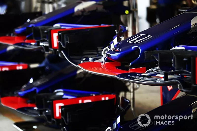 Scuderia Toro Rosso STR13 neus en voorvleugel in de pits