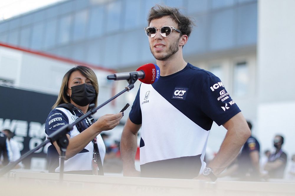 Pierre Gasly, AlphaTauri, es entrevistado tras la clasificaci&oacute;n