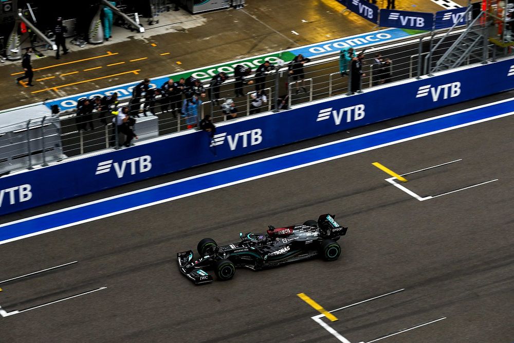 El ganador de la carrera, Lewis Hamilton, Mercedes W12, cruza la meta.