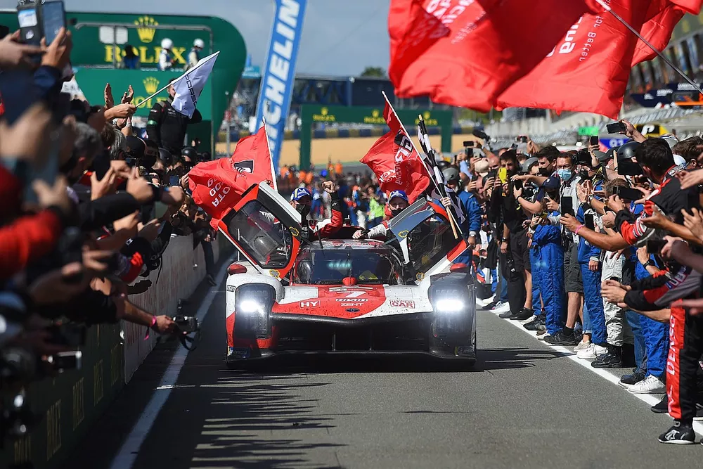 Ganadores Mike Conway, Kamui Kobayashi, Jos&eacute; Mar&iacute;a L&oacute;pez #7 Toyota Gazoo Racing Toyota GR010 - Hybrid Hypercar celebran