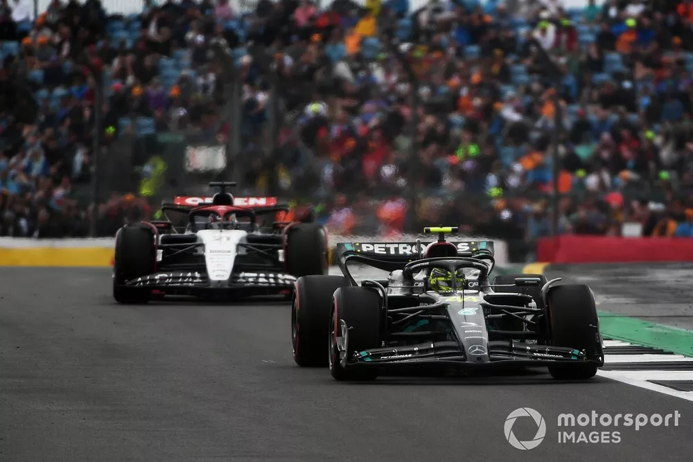 Sir Lewis Hamilton, Mercedes F1 W14, leads Nyck de Vries, AlphaTauri AT04