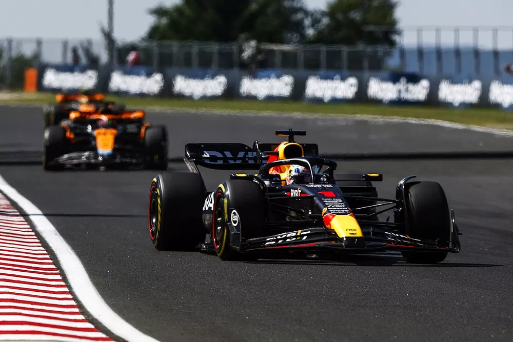 Max Verstappen, Red Bull Racing RB19, Oscar Piastri, McLaren MCL60