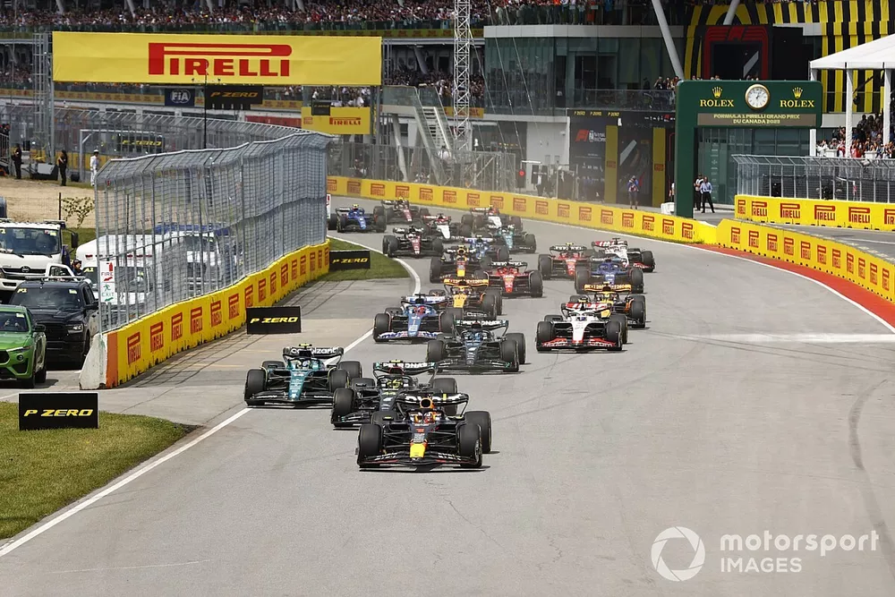 Max Verstappen, Red Bull Racing RB19, Lewis Hamilton, Mercedes F1 W14, Fernando Alonso, Aston Martin AMR23, George Russell, Mercedes F1 W14, Esteban Ocon, Alpine A523, the rest of the field at the start