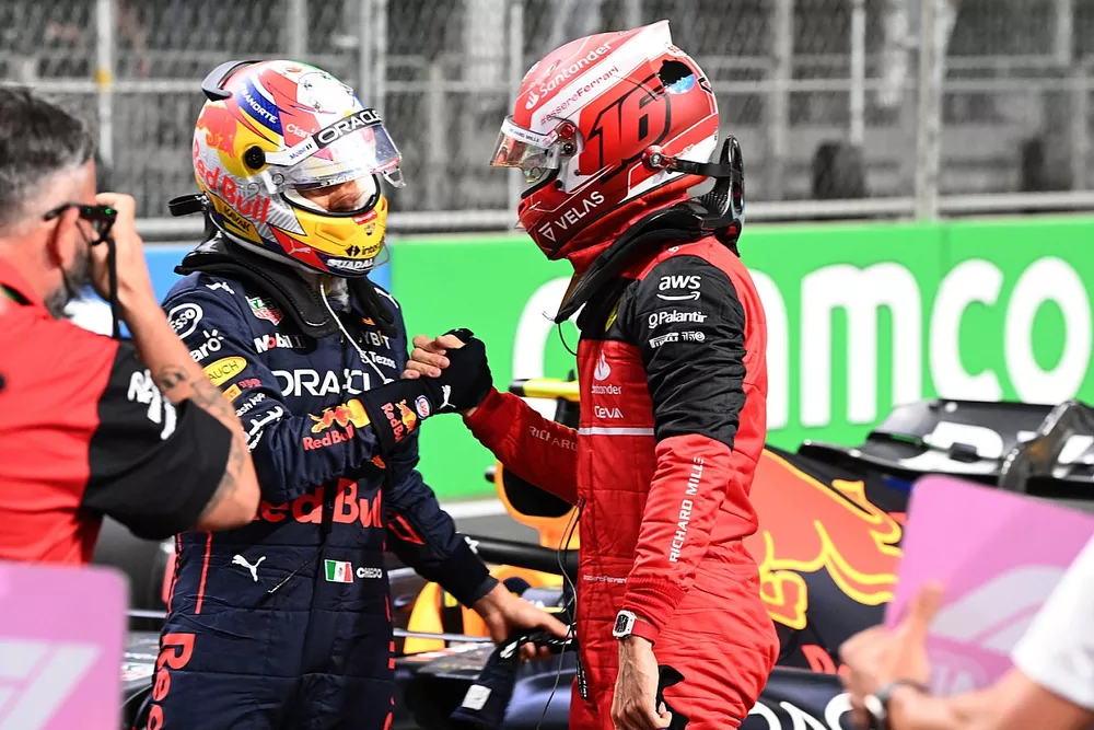 Charles Leclerc, de Ferrari, felicita al Ganador de la pole Sergio Pérez, Red Bull Racing