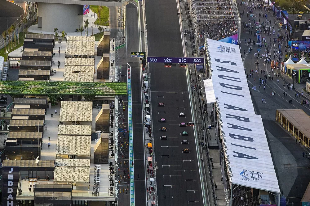 Los pilotos practican sus procedimientos de salida de carrera al final de la FP3