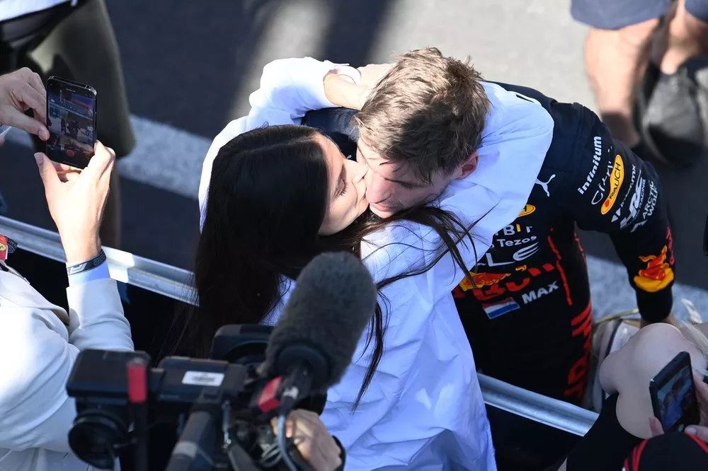 Max Verstappen, Red Bull Racing, 1&deg; posizione, con Kelly Piquet