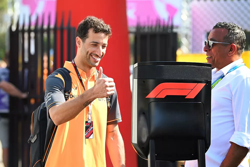 Daniel Ricciardo, McLaren, llega al paddock