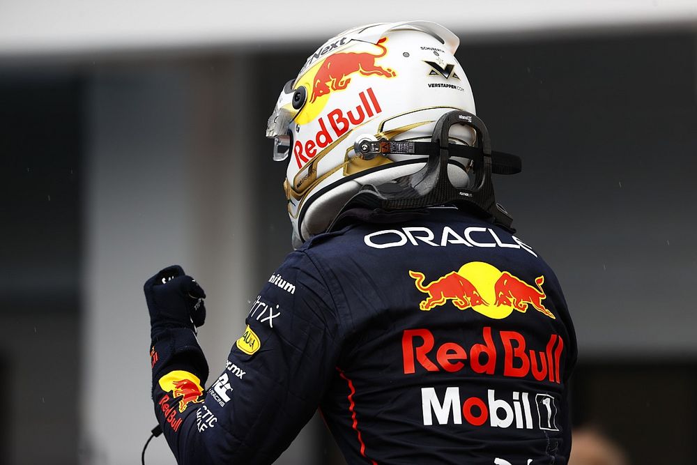 El ganador Max Verstappen, Red Bull Racing, lo celebra en el parque cerrado