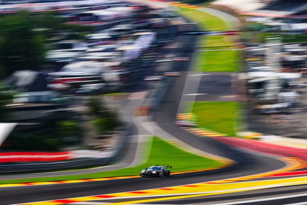 #34 Walkenhorst Motorsport Aston Martin Vantage AMR GT3 EVO: David Pittard, Henrique Chaves, Ross Gunn 