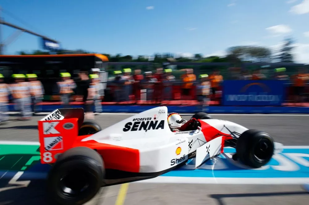 Sebastian Vettel au volant de la McLaren MP4/8 d'Ayrton Senna
