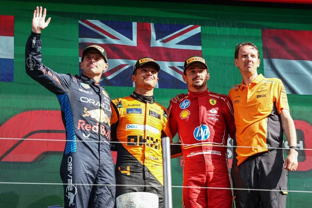 Max Verstappen, Red Bull Racing, 2e positie, Lando Norris, McLaren F1 Team, 1e positie, Charles Leclerc, Scuderia Ferrari, 3e positie, de McLaren-trofeeafgevaardigde op het podium